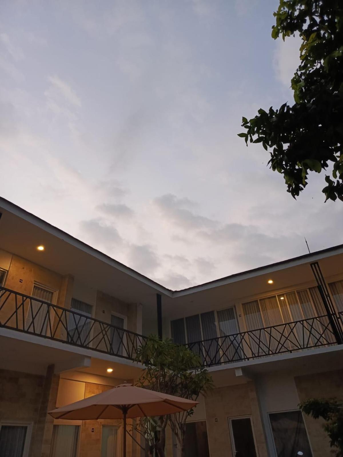 Zavana Rooms & Restaurant Tanjungkarang Exterior photo